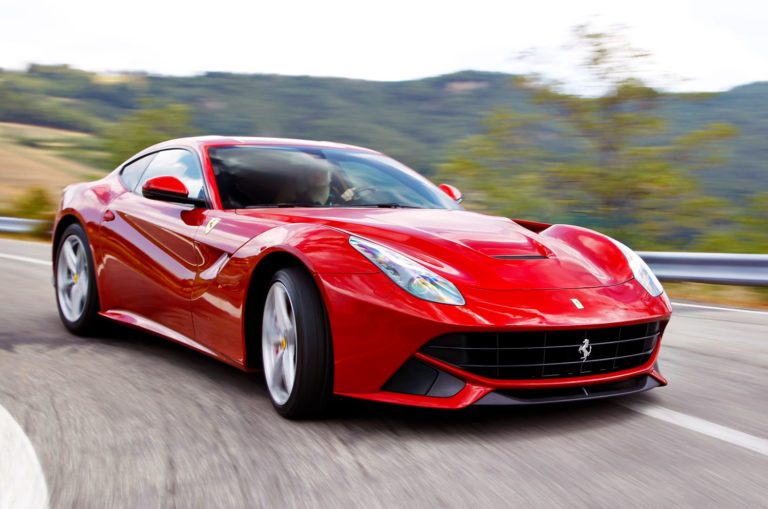 Ferrari mantendrá los V12 atmosféricos, pero serán híbridos