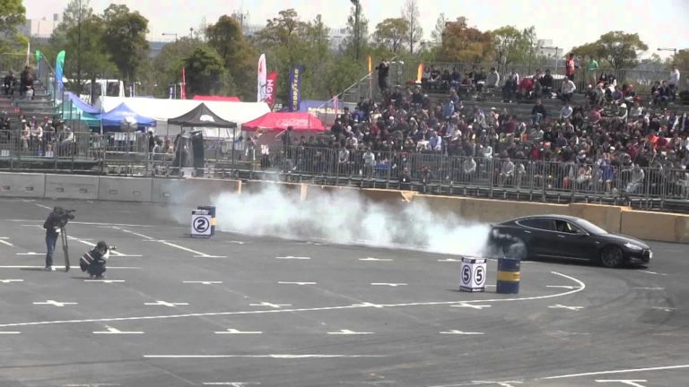 Vídeo: El Tesla Model S también sirve para drift, ¡y es increíblemente bueno!