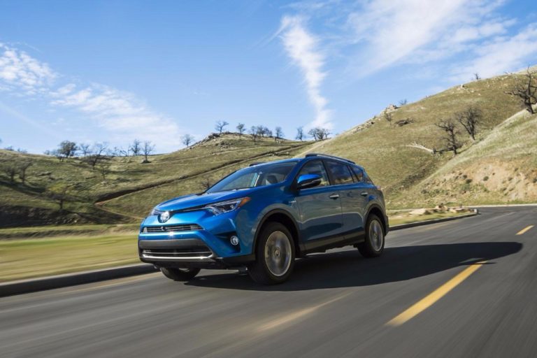 Toyota RAV4 Hybrid: Llega la variante híbrida y una renovación estética