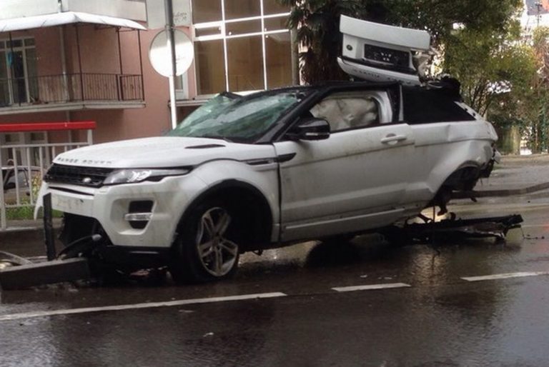 Vídeo: Espectacular accidente de Range Rover Evoque que cae desde un puente