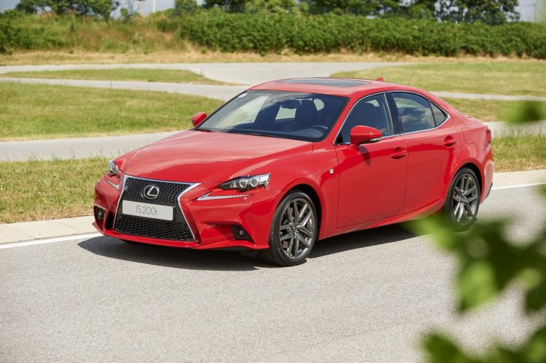 Lexus IS 200t: 245 CV sobrealimentados, por si no te convence la hibridación