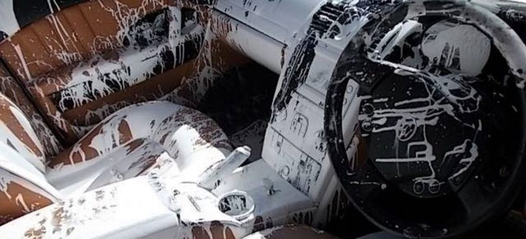 Este hombre dejó su Maserati Quattroporte siniestro total al derramar un bote de pintura en su interior