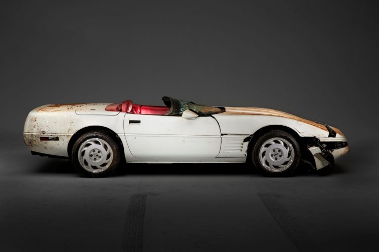 Comienza la restauración del Corvette 1 millón que se tragó la tierra en el museo