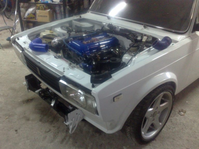 Este Lada 2104 con motor Nissan SR20DET de 400 CV te arrancará las pegatinas