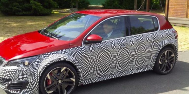 Peugeot está probando una mula del 308 R Hybrid y lo publica su CEO