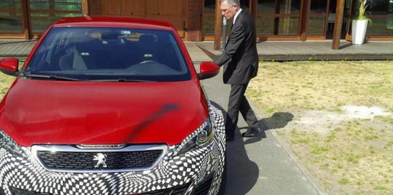 Peugeot está probando una mula del 308 R Hybrid y lo publica su CEO 2