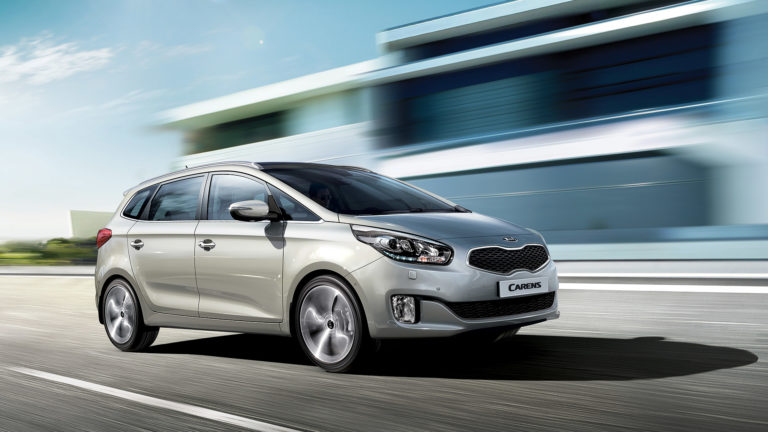 Kia Carens X-Tech: Con navegador táctil con disco duro de serie