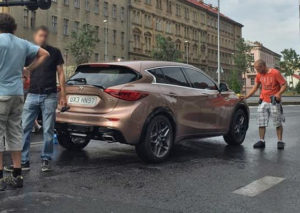Cazado durante un rodaje publicitario: Así es el Infiniti Q30 al natural
