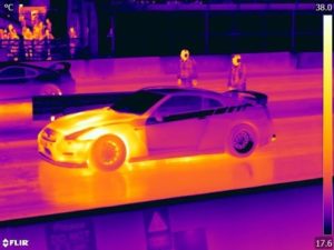 ¿Cómo se ven los coches de drag en pista con cámaras térmicas?