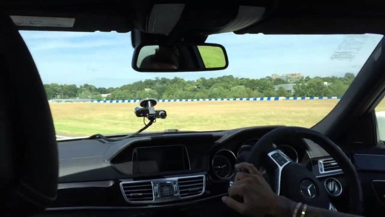 ¿Cómo se vive el drifting a bordo de un Mercedes E63 AMG?