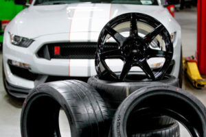 El Ford Shelby Mustang GT350R y sus espectaculares llantas de fibra de carbono