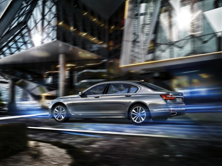 El BMW Serie 7 se venderá con un motor de 4 cilindros… por ahora solo en China