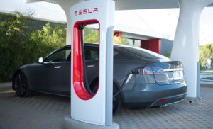 Llega el primer ‘supercargador’ de Tesla a España: Ya tienen 879 en toda Europa