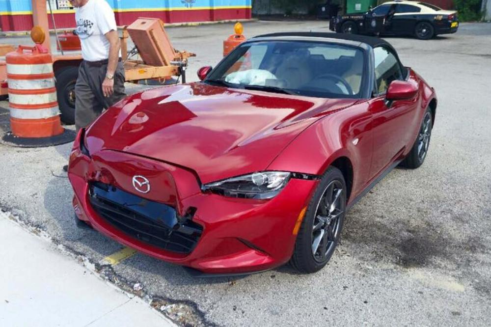 Imagínate que sacas tu Mazda MX-5 nuevo del concesionario y tienes un accidente pocos minutos después 2