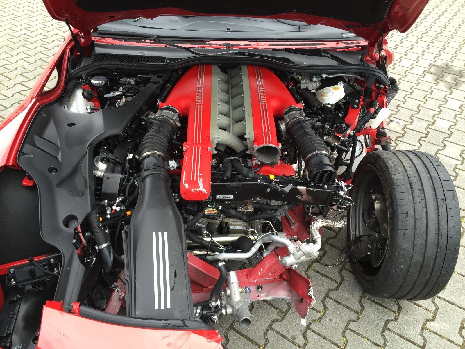 ¿Pagarías 77.000 euros por un Ferrari F12 destrozado? 1