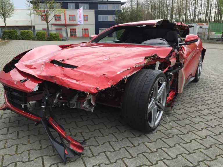 ¿Pagarías 77.000 euros por un Ferrari F12 destrozado?