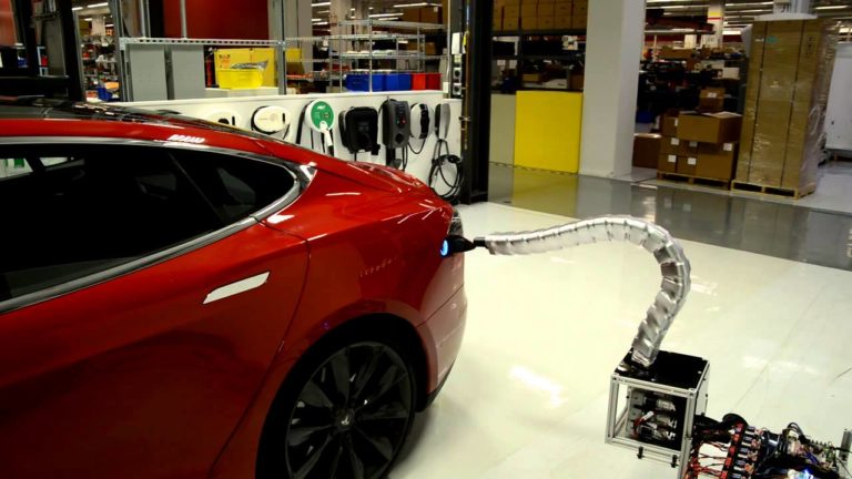 Vídeo: Tesla desarrolla un prototipo de cargador automático que no es inductivo