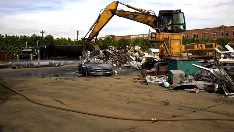Vídeo: Sufre viendo cómo destrozan este Mercedes SLS AMG