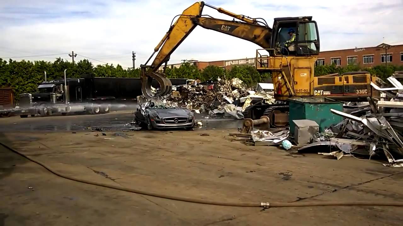 Vídeo: Sufre viendo cómo destrozan este Mercedes SLS AMG