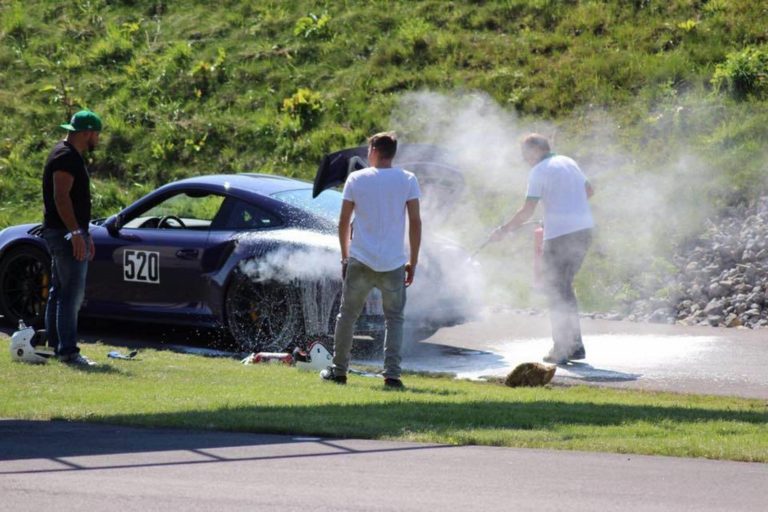 Un Porsche 911 GT3 RS 2015 es pasto de las llamas en el circuito