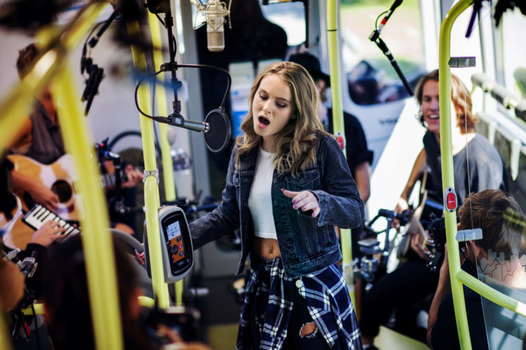 ¿Es posible crear una canción en un autobús eléctrico de Gotemburgo? Zara Larsson lo hace posible
