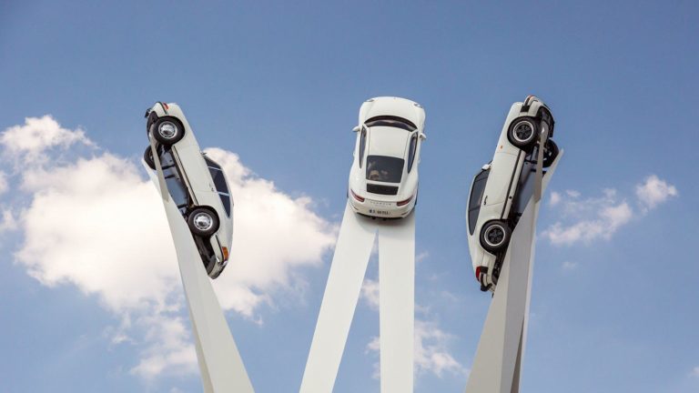 Así es la escultura de los tres Porsche 911 en Alemania