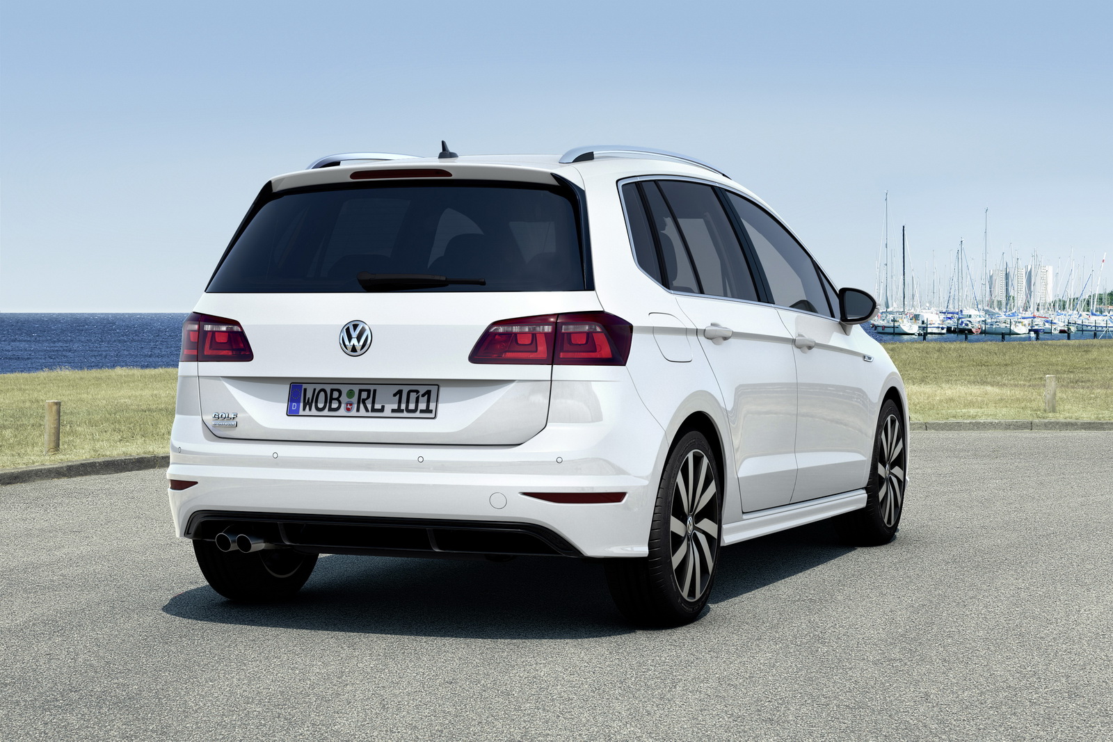 2015-VWGOLFSportsvan-02