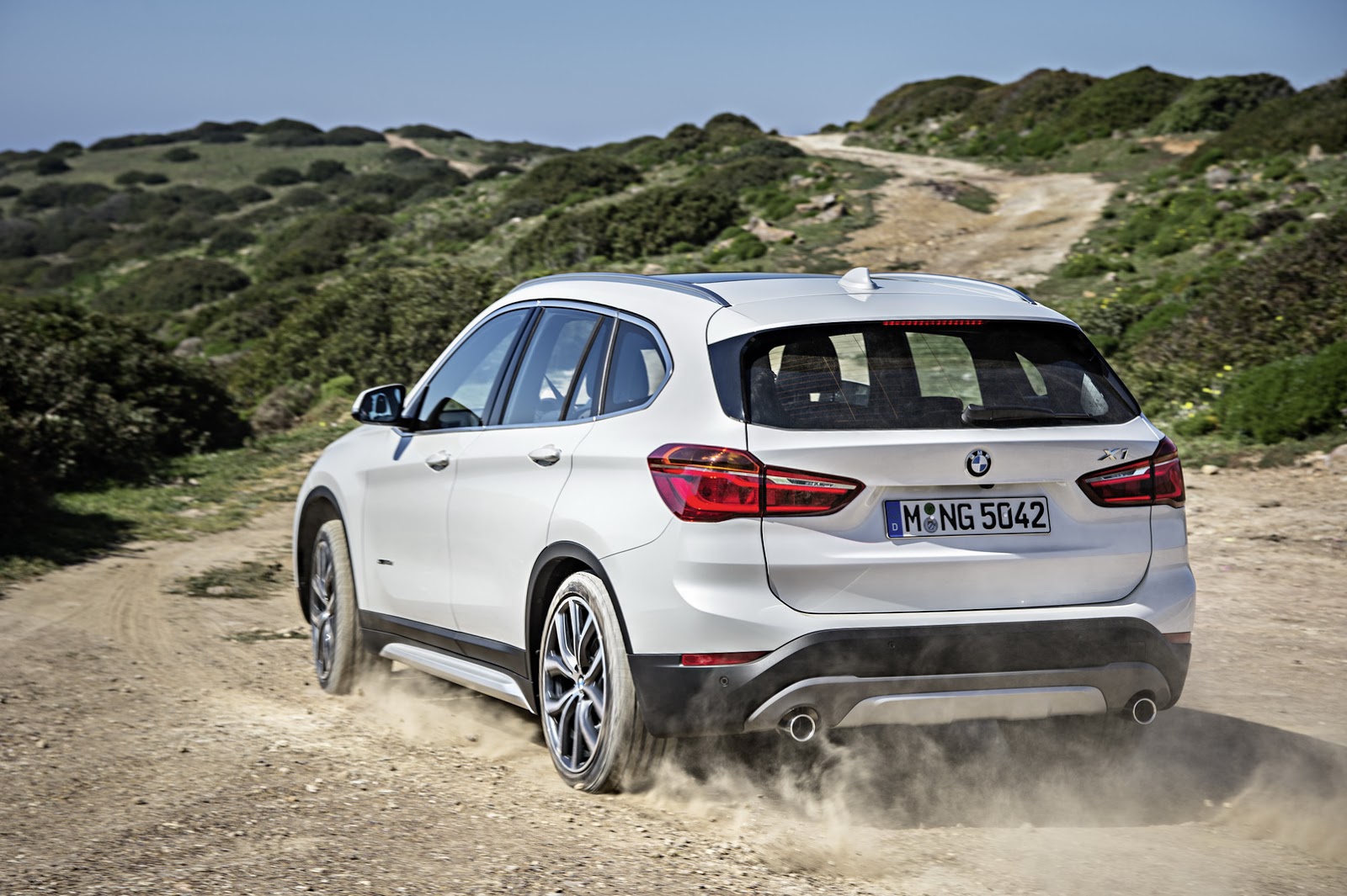 2016-BMW-X1-SUV-5