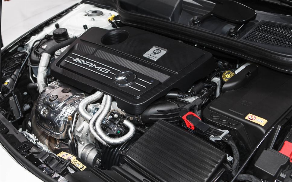 2014-Mercedes-Benz_CLA45-AMG-engine