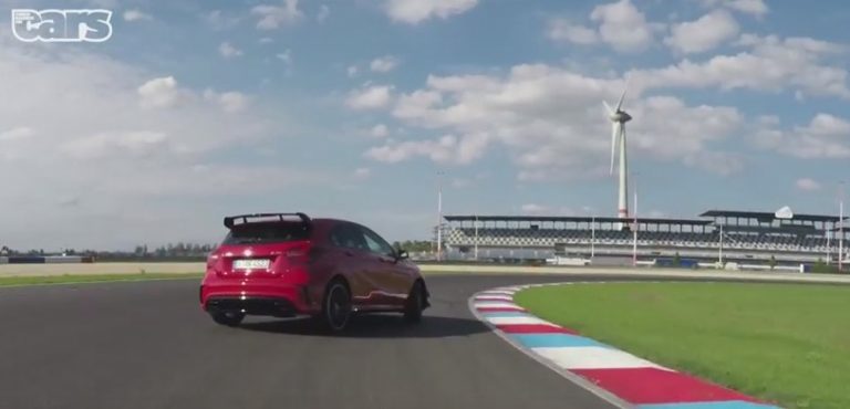 Vídeo: Chris Harris disfruta como un niño con el Mercedes A45 AMG