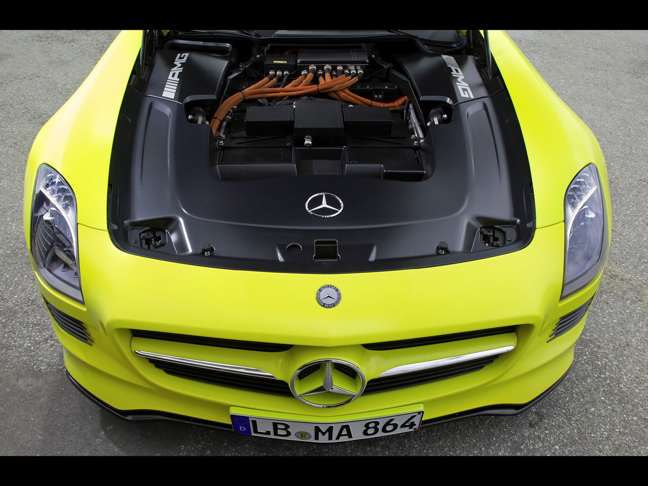 2010-Mercedes-Benz-SLS-AMG-E-Cell-Engine-Compartment-1280x960