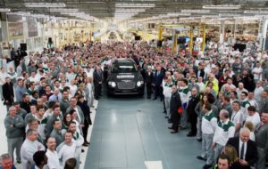 Sale de fábrica el primer Bentley Bentayga