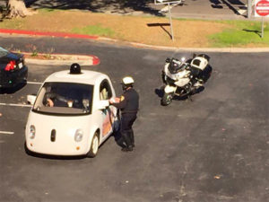 El coche de Google tampoco se libra de ser parado por la policía