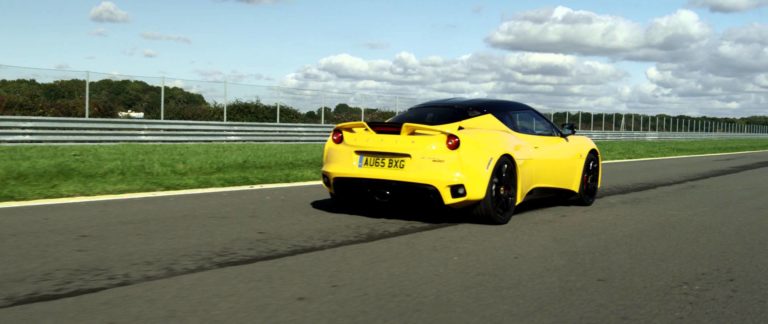 Sube los altavoces y disfruta de este vídeo del Lotus Evora 400 en carretera y circuito