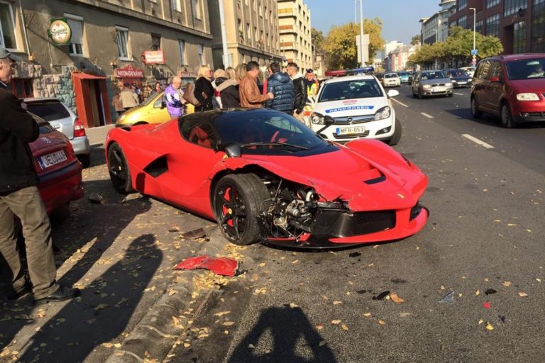 Un Ferrari LaFerrari se estrella en Budapest contra tres coches aparcados