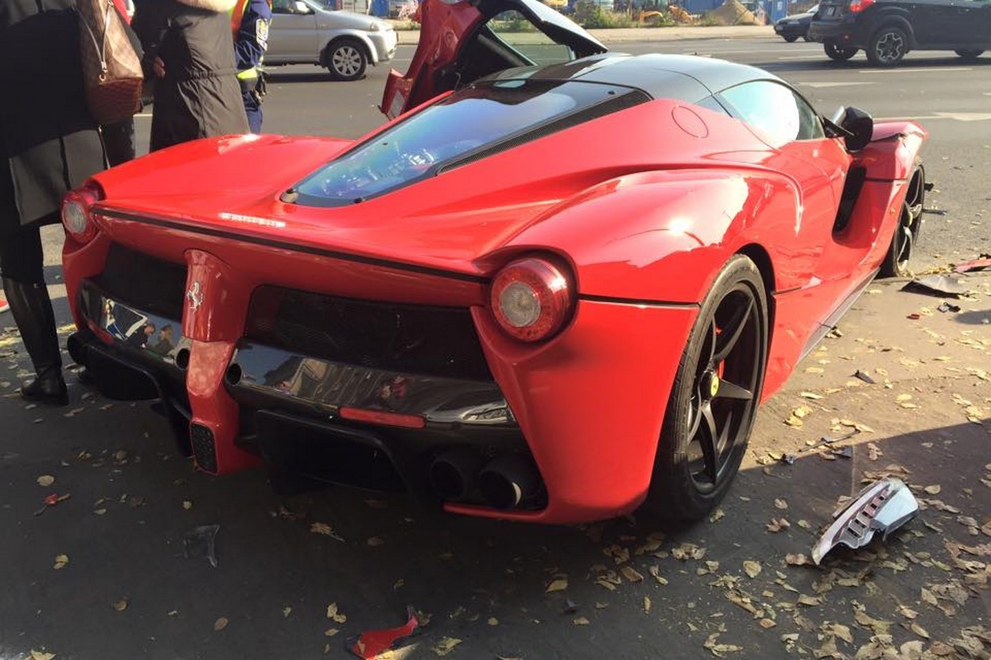 laferrari-crashes-in-budapest-hits-three-cars-photo-gallery_2