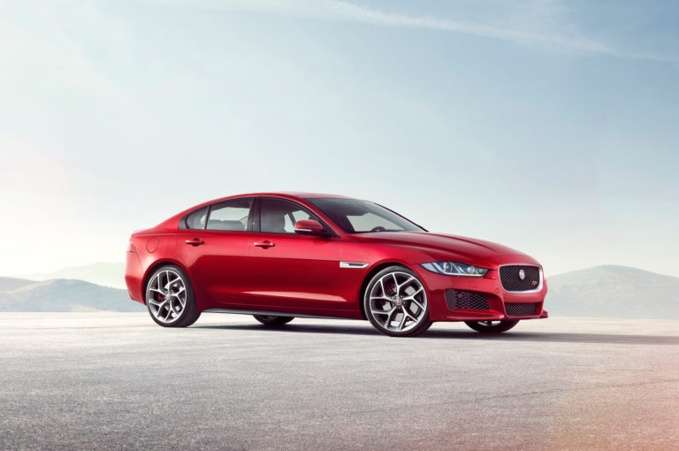 El Jaguar XE recibe tracción total AWD: Las condiciones climatológicas ya no son un problema