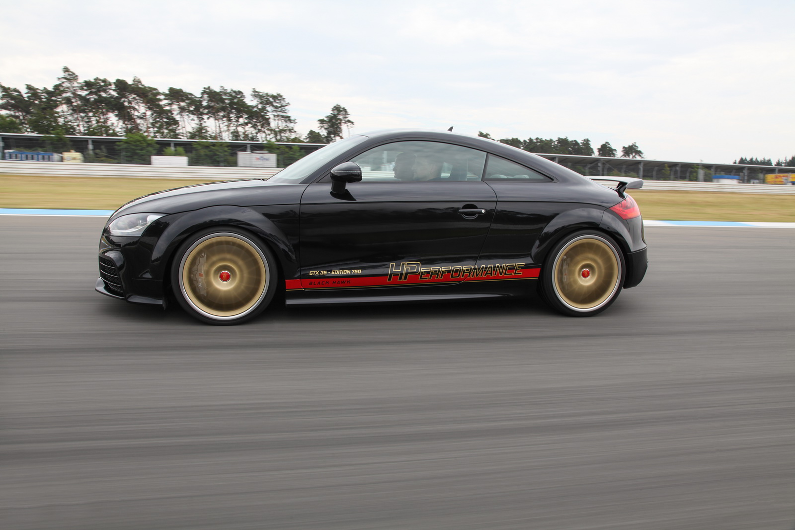 Este Audi TT RS de 750 CV te arrancará todas las pegatinas 1