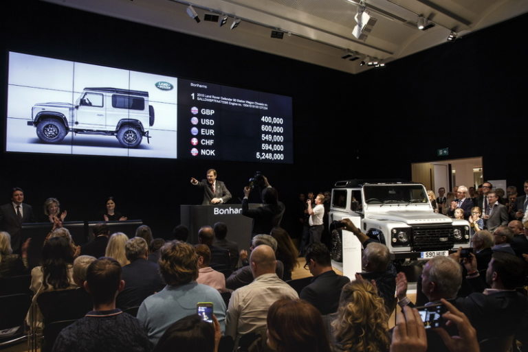El Land Rover Defender número 2.000.000 se subasta por 550.000 euros
