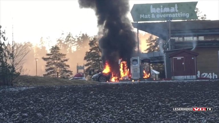 Vídeo: el primer Tesla Model S ardiendo llega desde Noruega, y en plena carga de baterías