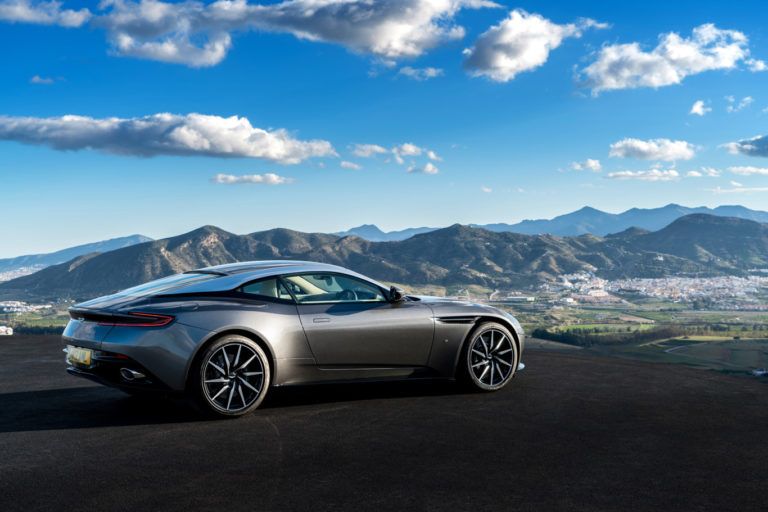 Aunque no tengas dinero para comprarlo: Mantén tu mente ocupada configurando un Aston Martin DB11