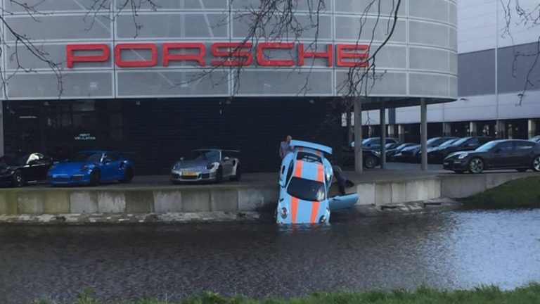 Este refrescante chapuzón de un Porsche 911 GT3 RS a manos de un mecánico no nos gusta