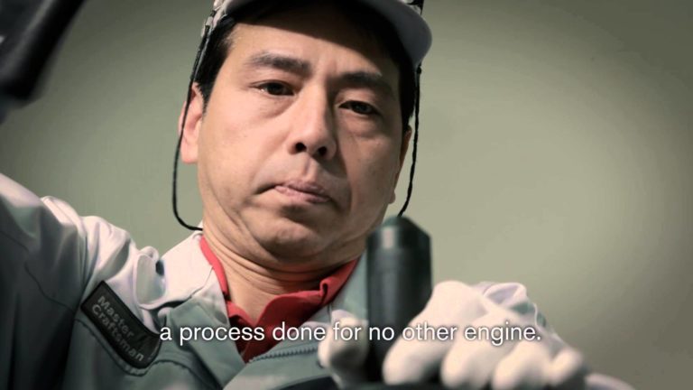 Vídeo: Los motores del Nissan GT-R se montan a mano por cinco personas. Conócelos