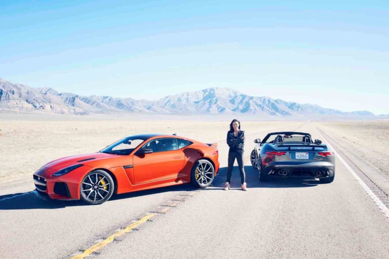 Vídeo: Michelle Rodríguez pone el Jaguar F-TYPE SVR a 321 km/h