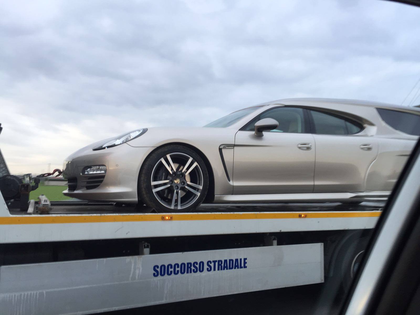 ¿Un Porsche Panamera transformado a coche fúnebre? Es real y aquí lo tienes... 2
