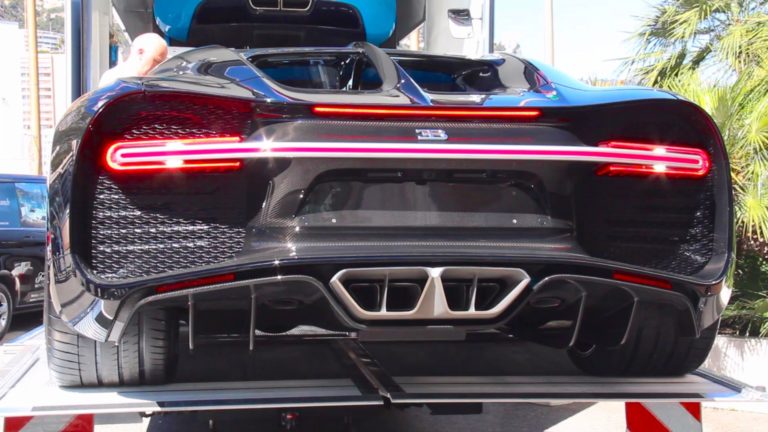 Vídeo: ¿Quieres escuchar al nuevo Bugatti Chiron en frío entrando a un concesionario?