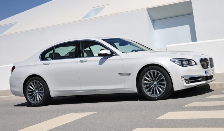 El BMW Serie 7 recibe un motor de seis cilindros con… ¡cuatro turbos!