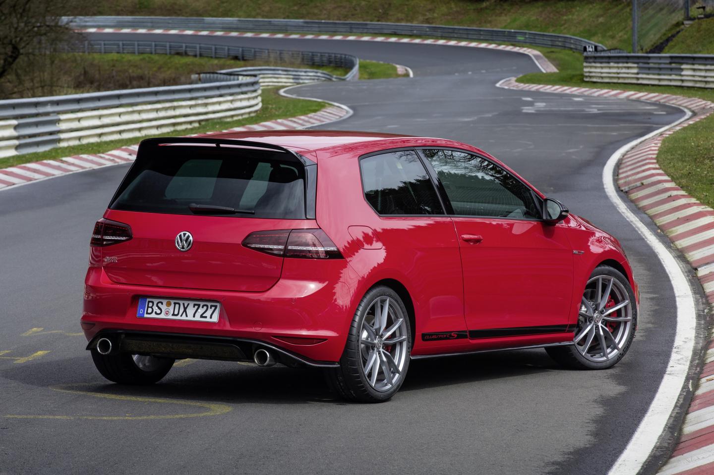 Oficial: El Volkswagen Golf GTI Clubsport S es más rápido en 'ring que el BMW M4 y Honda Civic Type R... 2