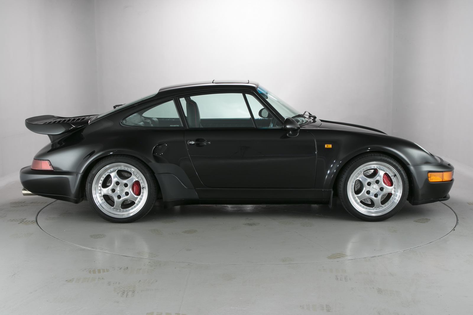 ¿Quieres hacerte con uno de los 76 Porsche 911 (964) Flatnose? Saca la billetera... 2
