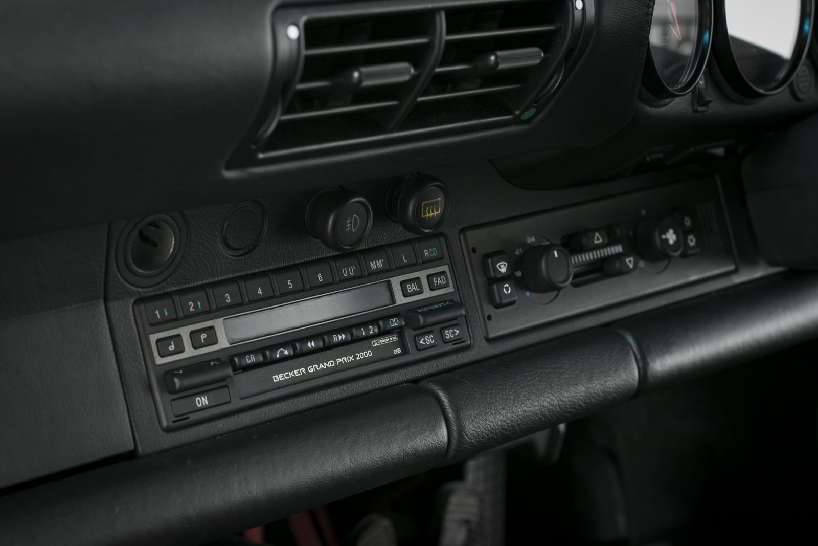¿Quieres hacerte con uno de los 76 Porsche 911 (964) Flatnose? Saca la billetera... 5